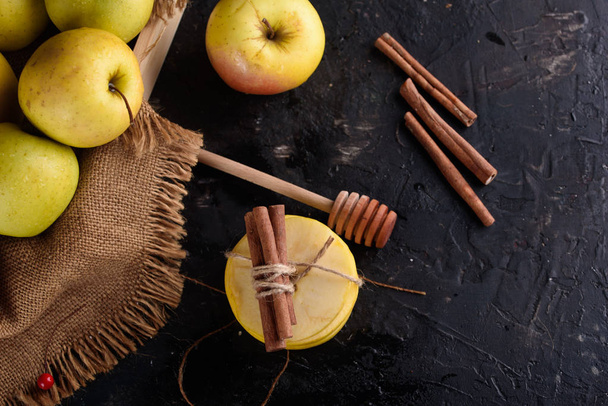 Manzanas maduras y apetitosas con arpillera. Canela, manzanas, arpillera, mesa, cuchillo. Frutas
. - Foto, Imagen