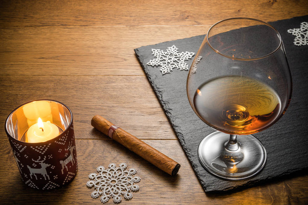 Verre de cognac et cigare avec collation sur la table en bois avec planche à découper en pierre. Vue supérieure avec espace de copie
 - Photo, image