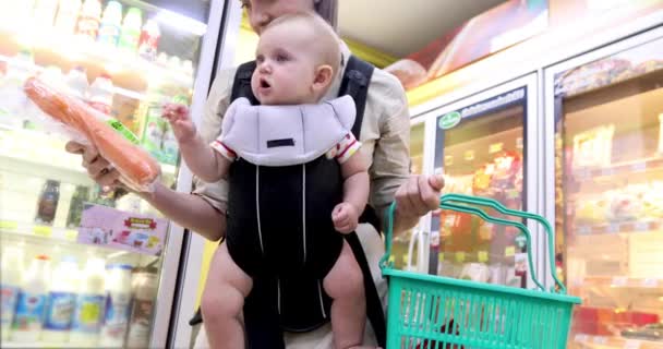 Η μητέρα και το μωρό ψώνια στο σούπερ μάρκετ - Πλάνα, βίντεο