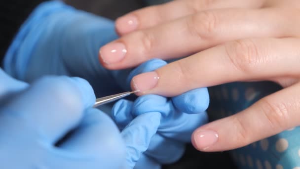 Kosmetyczka nałożeniem lakieru do paznokci kobiece w salon paznokci. - Materiał filmowy, wideo