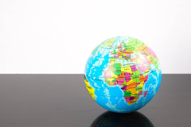 Dünya küresi yansıması ile. Küreselleşme kavramı - Fotoğraf, Görsel