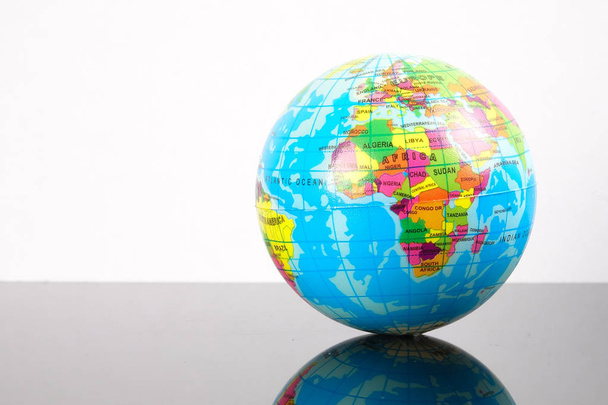 Світ глобусом з відображенням. Концепція глобалізації - Фото, зображення