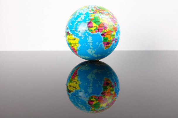 Світ глобусом з відображенням. Концепція глобалізації - Фото, зображення