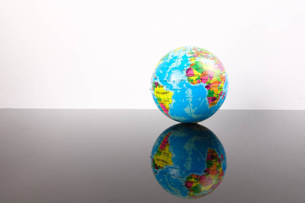 Мировой шар с отражением. Концепция глобализации
 - Фото, изображение