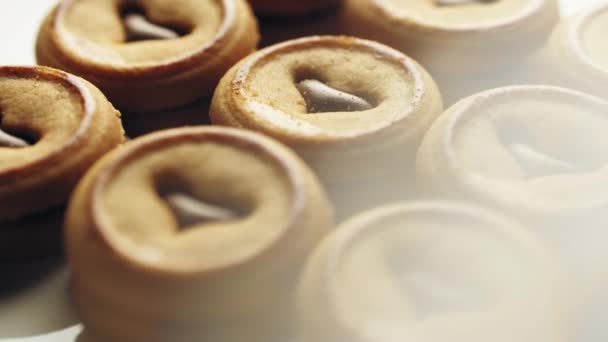 Mini biscoitos preenchidos com creme de cacau girando close-up
 - Filmagem, Vídeo