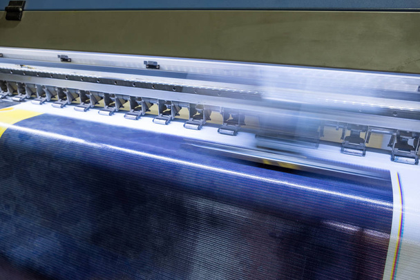 Velké inkoustové tiskové hlavy pracují na modrý vinyl nápis - Fotografie, Obrázek
