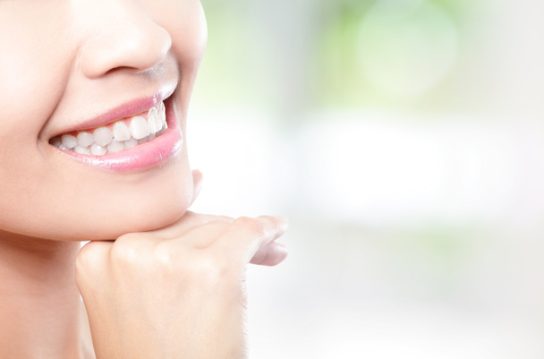 Gyönyörű fiatal nő fogak közelről - Fotó, kép