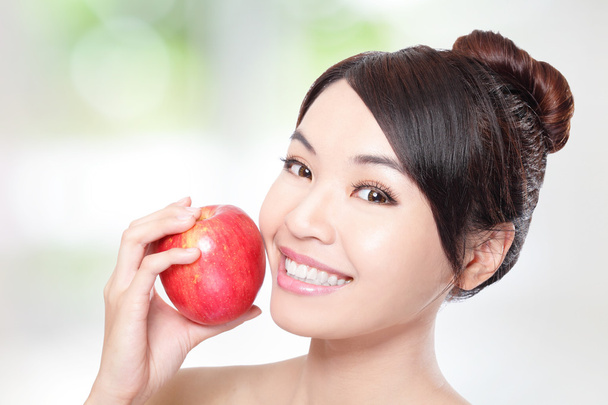 mujer joven comiendo manzana roja con dientes de salud
 - Foto, Imagen