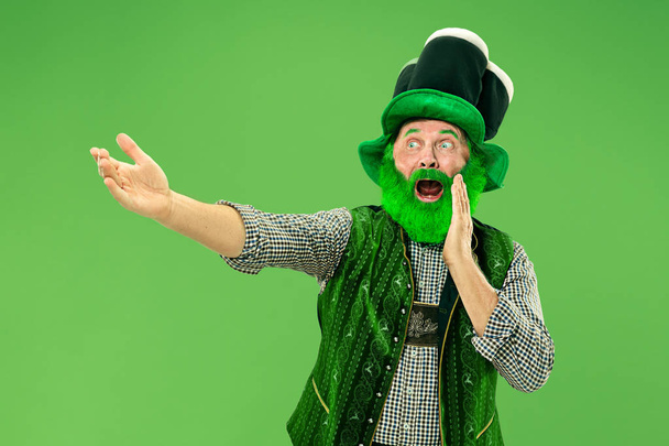 A man in a leprechaun hat at studio. He celebrates St. Patricks Day. - Valokuva, kuva