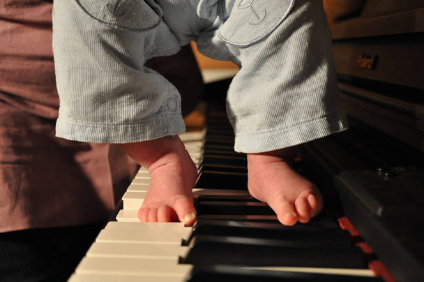 キーボードピアノを弾く指、小さな赤ちゃんのつま先 - 写真・画像