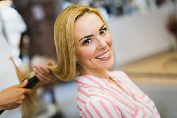 Portrait of a happy woman at the hair salon - Zdjęcie, obraz