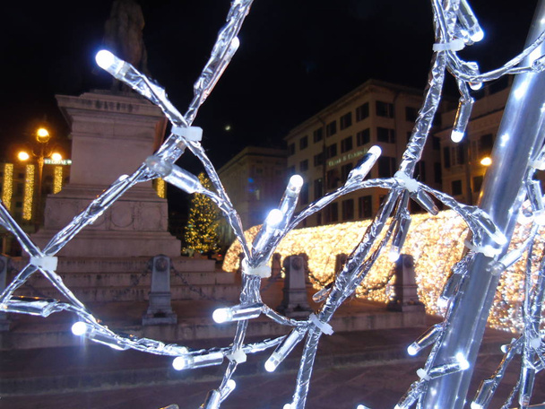 Genua, Italien - 12 / 12 / 2018: eine erstaunliche Weihnachtsbeleuchtung in den Straßen von Genua im Winter mit künstlerischem Hintergrund und einigen Menschen, die den Moment genießen - Foto, Bild