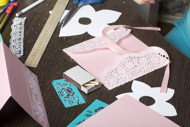 Making greeting cards from paper, cardboard and tape. - Foto, Bild