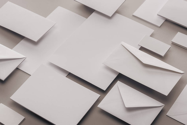 close up of empty white papers and envelopes on grey background - Foto, Bild