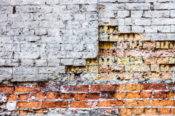 Zengin dokulu eski hasarlı tuğla duvar. - Fotoğraf, Görsel