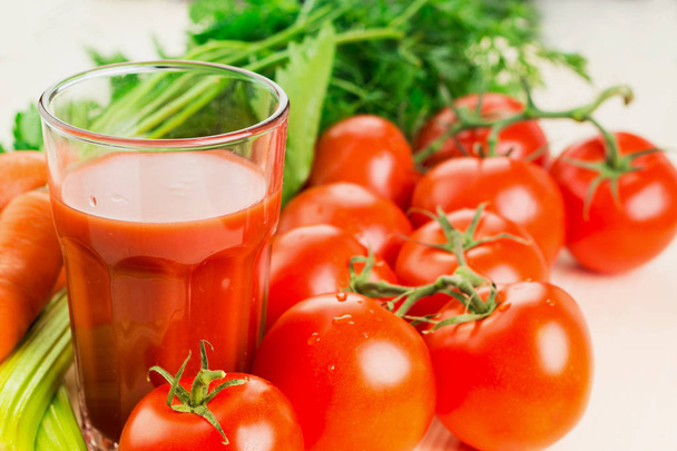 Copo de sucos vegetais diferentes com cenouras, tomates e aipo na mesa de madeira. Alimentação saudável, bebidas, dieta e conceito de desintoxicação
. - Foto, Imagem