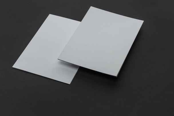 feuilles de papier vides avec espace de copie sur fond noir
 - Photo, image