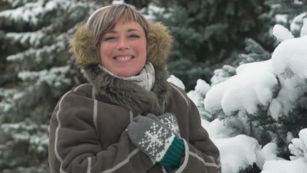 Nő pózol, téli erdőben, gyönyörű táj havas fenyők - Felvétel, videó