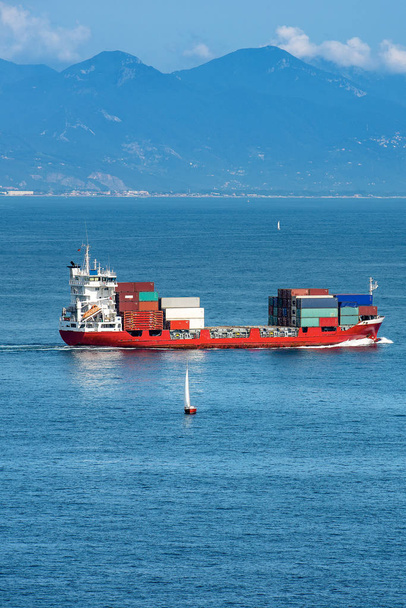 Червоний контейнеровоза і парусника в Європі затоки Ла Спеція, Лігурія, Італія, - Фото, зображення