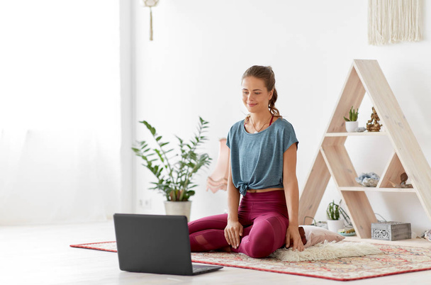 woman with laptop computer at yoga studio - Zdjęcie, obraz