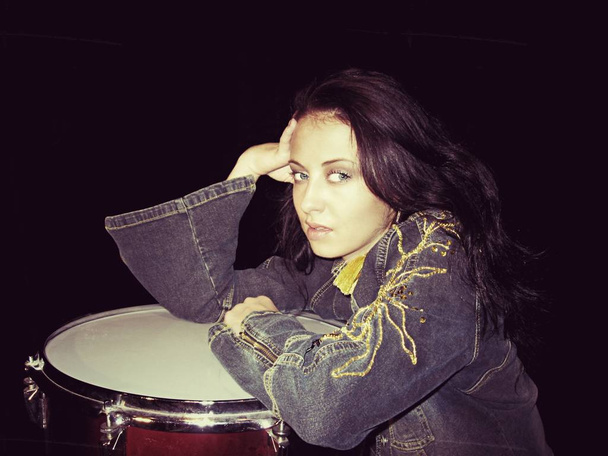 vrouw poseren op trommel. drumschool. Ik hou van spelen drum. drum beat. vintage stijl - Foto, afbeelding