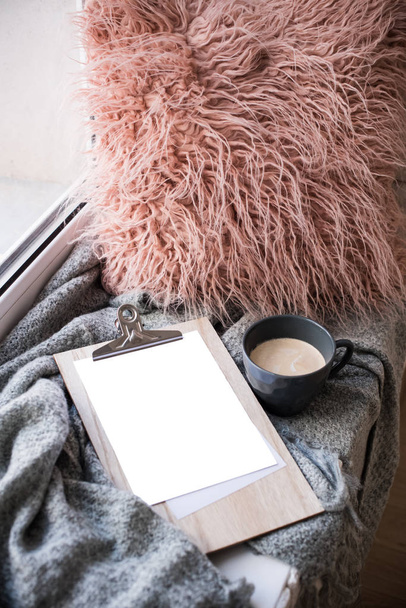Уютная домашняя обстановка с кофейной чашкой и чистым макетом буфера обмена
 - Фото, изображение