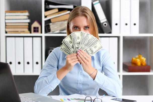 Vrouwelijke arm tellen honderd dollar bills closeup - Foto, afbeelding