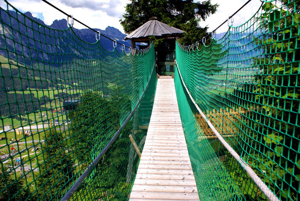 Puente colgante peatonal de madera en el Parque Leogang - Foto, Imagen