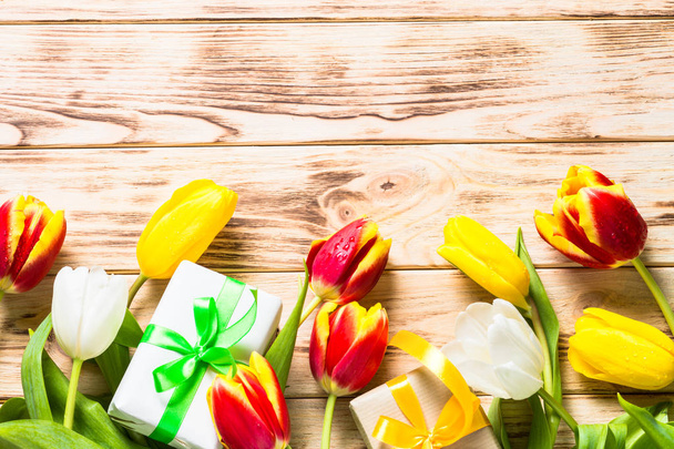 Fondo plano de vacaciones. Tulipanes flor y caja actual
. - Foto, imagen