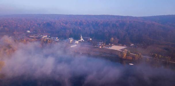 Havadan görünümü göl ve sis Thiganeshty manastırda. Sonbahar manzara. Moldova. - Fotoğraf, Görsel