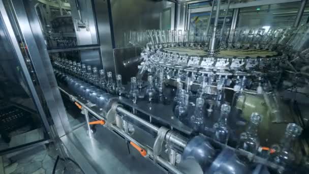 Fabriek wasmachine reinigen flessen voor alcohol, close-up. - Video