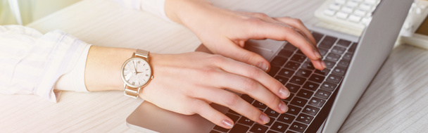 Vista parcial da mulher digitando no teclado do laptop
 - Foto, Imagem