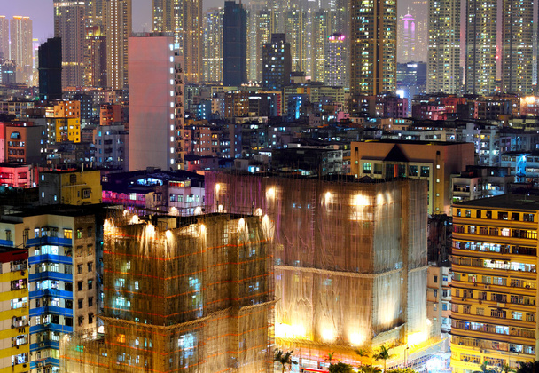 Mehrfamilienhaus in der Nacht in Hongkong - Foto, Bild