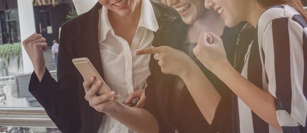 Рабочая группа женской команды проверяет социальные сети и использует приложение в интернет-сообществе для обмена и комментирования во время путешествий по всему миру
 - Фото, изображение