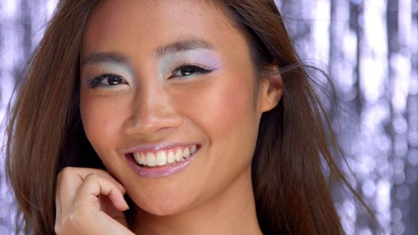modèle asiatique thaï avec maquillage naturel sur fond beige
 - Photo, image