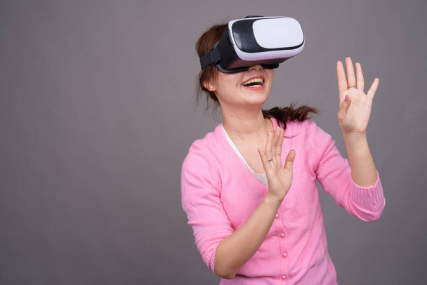 Jonge Aziatische vrouw met een virtuele realiteit Vr bril - Foto, afbeelding