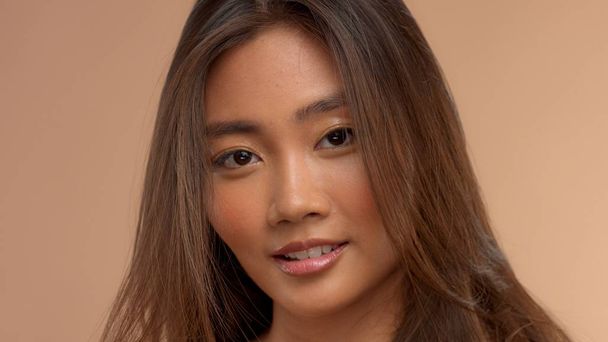 modèle asiatique thaï avec maquillage naturel sur fond beige
 - Photo, image