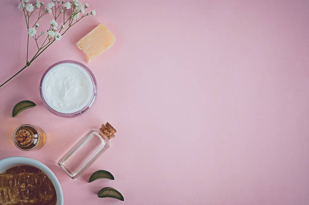 Spa produtos naturais cuidados da pele em fundo rosa, produtos cosméticos - creme, óleo e mel layout criativo
 - Foto, Imagem