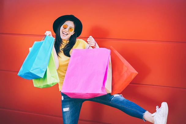 Happy módní Asijské žena dělá nakupování mall centrum - Čínská dívka baví nákup nové oblečení a slaví na červeném pozadí - konzum, lidé a mládež životní styl koncepce - Fotografie, Obrázek