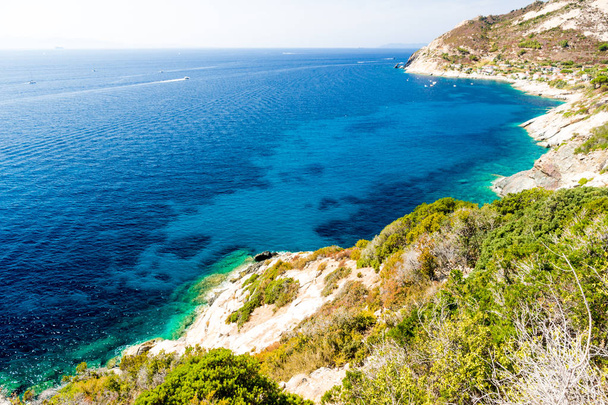 Água do mar Cristal perto de Chiessi, ilha de Elba
 - Foto, Imagem