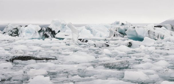 Grandes icebergs desprendidos de la lengua de un glaciar que llega a la costa, en Islandia, paraíso para los aventureros
. - Foto, Imagen