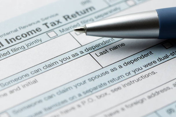 Amerika Birleşik Devletleri federal gelir vergisi beyannamesi IRS 1040 belge mavi kalem ile - Fotoğraf, Görsel