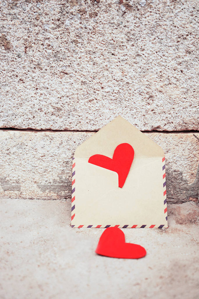 Κόκκινες καρδιές σε ταχυδρομικό φάκελο, φόντο ημέρα Αγίου Βαλεντίνου                      - Φωτογραφία, εικόνα