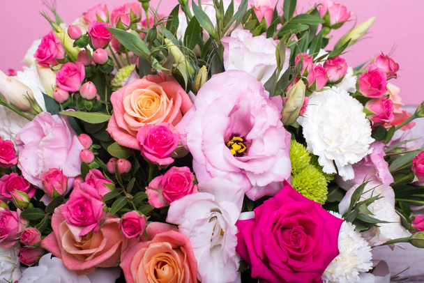 arranjo floral bonito na caixa, rosa e amarelo rosa, eustoma rosa, crisântemo verde e rosa, cravo branco, dália rosa no fundo rosa com espaço para texto
. - Foto, Imagem