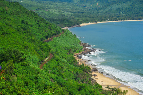 Hai Van hágó a gyönyörű tengerparton, vietnami Đà Nẵng. - Fotó, kép