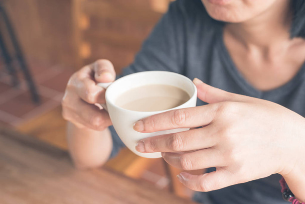 donna tenere una tazza di caffè a casa - Foto, immagini