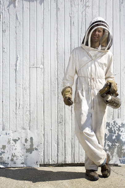 μελισσοκόμος με τα πόδια σταυρωμένα - Φωτογραφία, εικόνα
