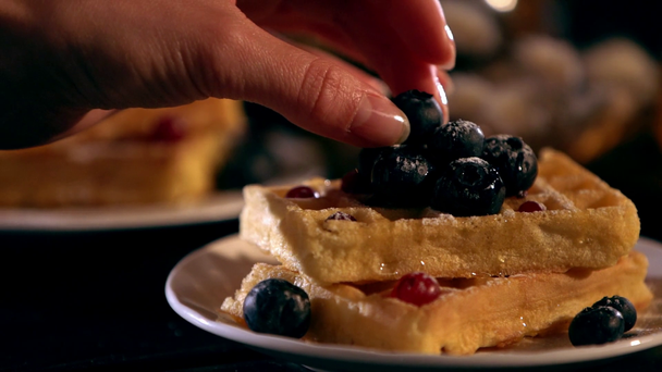 câmera lenta de mulher colocando mirtilo em waffles belgas na placa
 - Filmagem, Vídeo