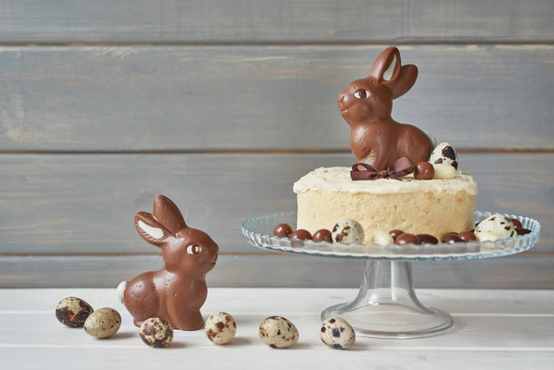 Bolo de Páscoa rústico com coelhos e ovos de chocolate
 - Foto, Imagem