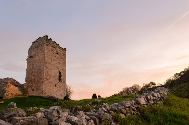 Népszerű turisztikai látványosságok oldalon: romjai egy középkori torony vár a Xii században. Asturias. Spanyolország. - Fotó, kép